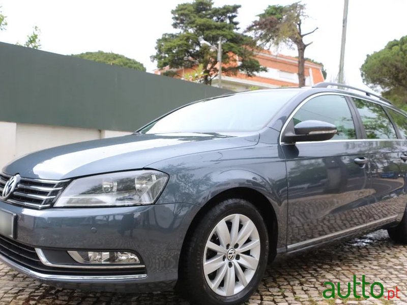 2011' Volkswagen Passat Variant photo #2