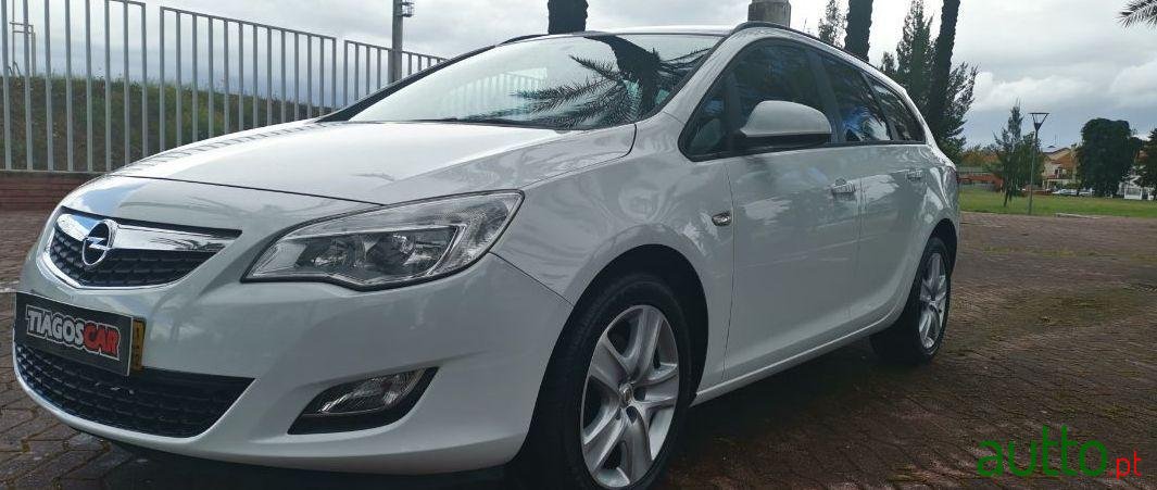 2011' Opel Astra Sports Tourer photo #2