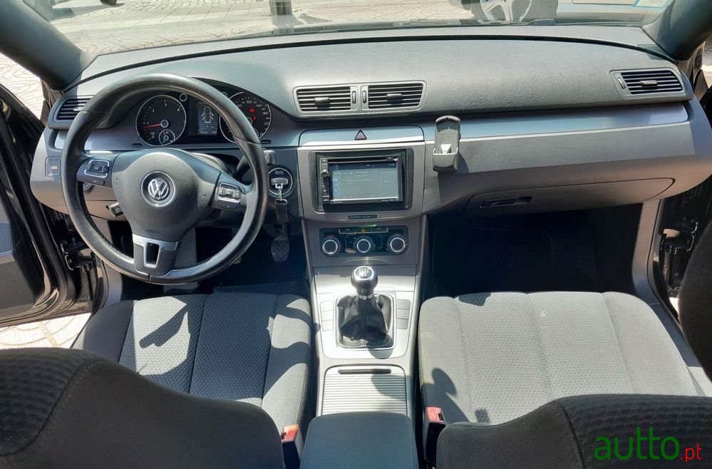 2010' Volkswagen Passat Variant photo #2