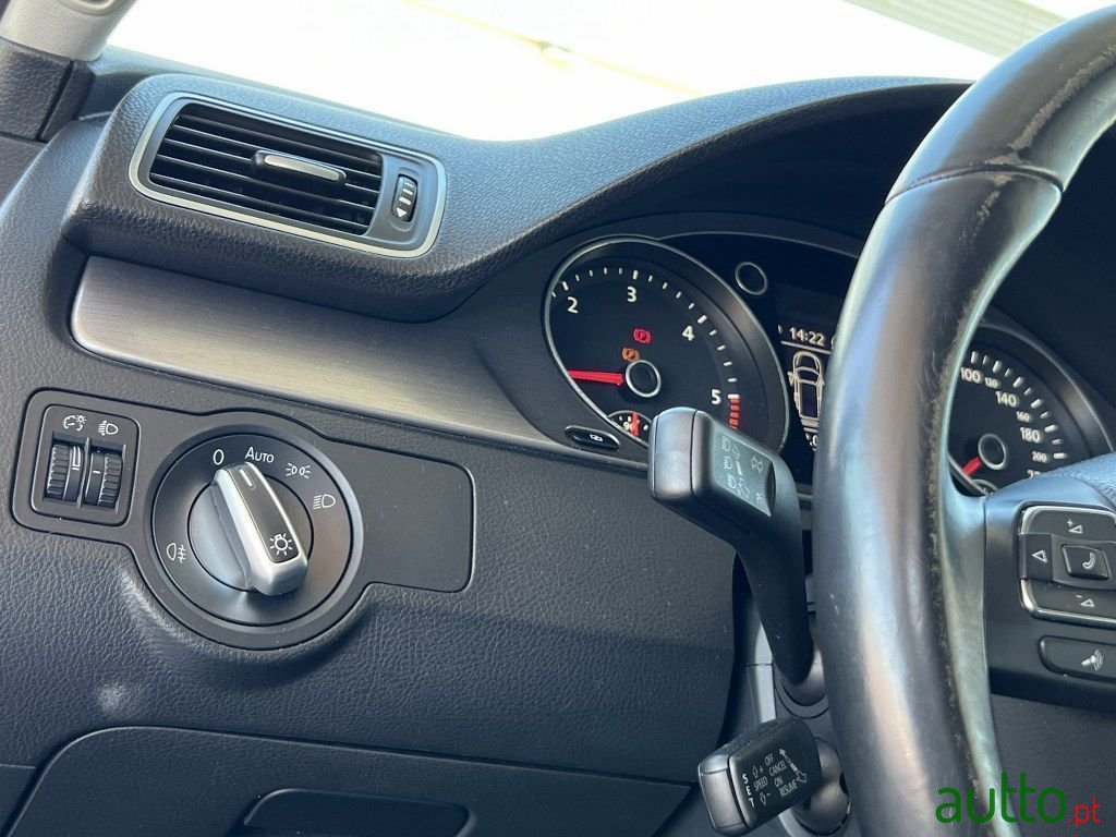 2011' Volkswagen Passat photo #5