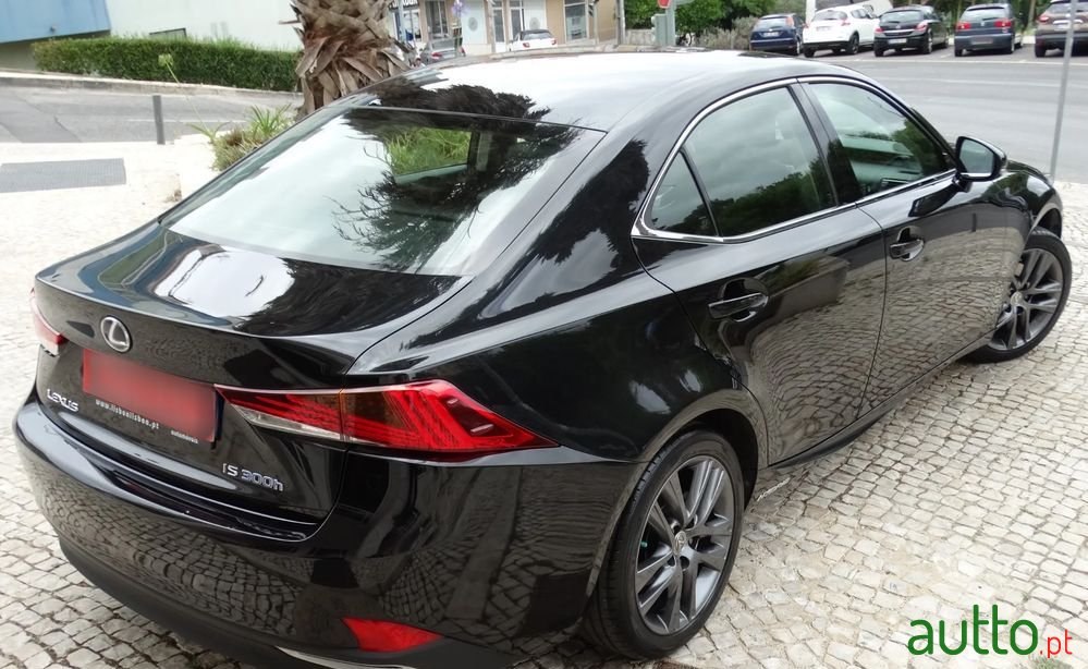 2017' Lexus IS photo #3