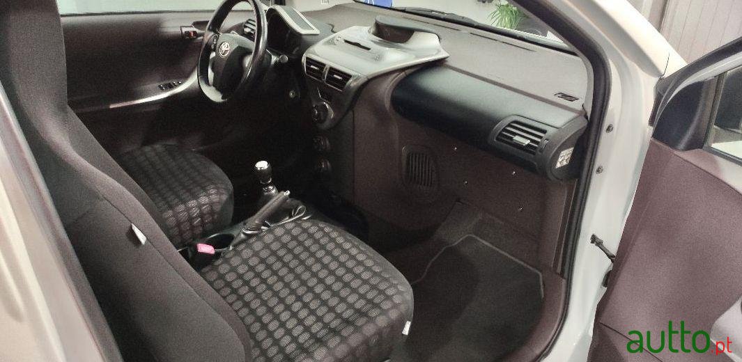 2010' Toyota iQ photo #2