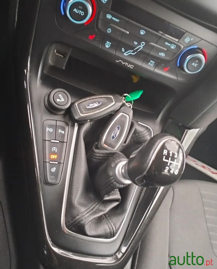 2015' Ford Focus Sw photo #3