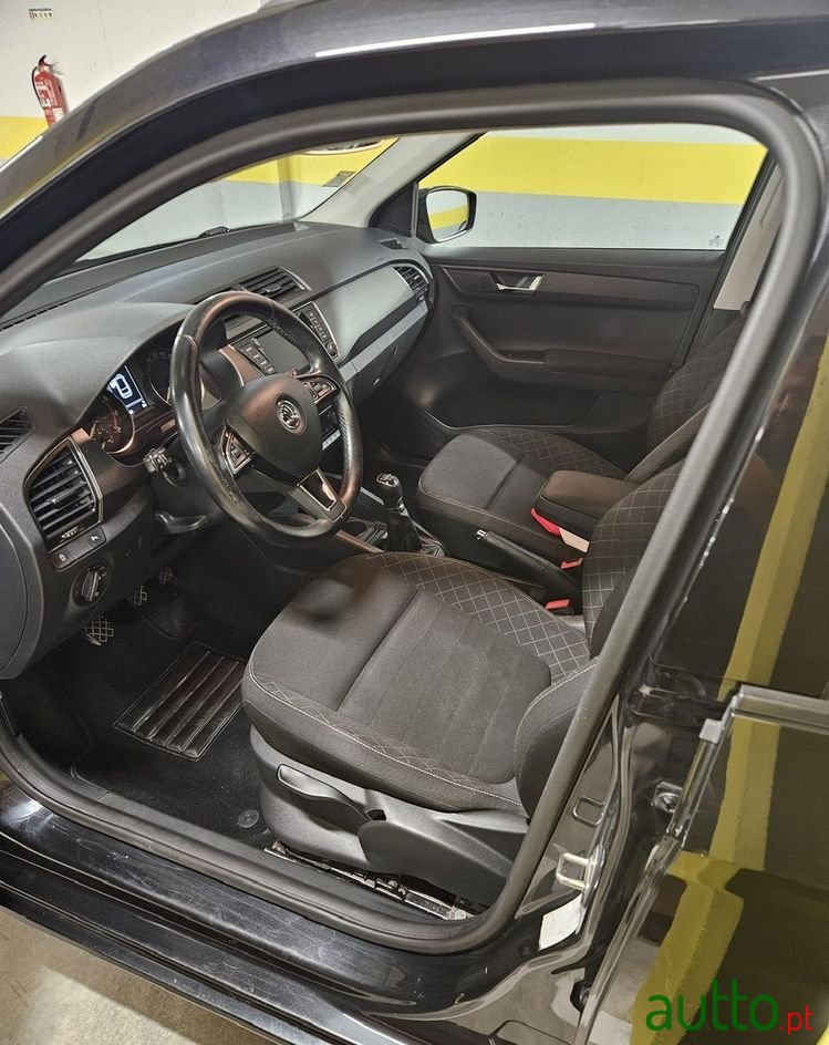 2015' Skoda Fabia Break photo #2