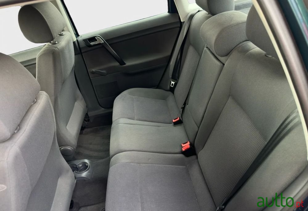 2004' Volkswagen Polo photo #5