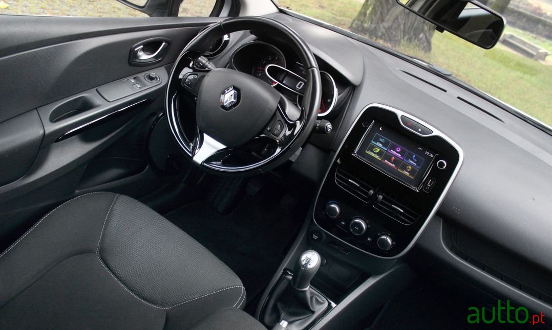 2017' Renault Clio Sport Tourer photo #6