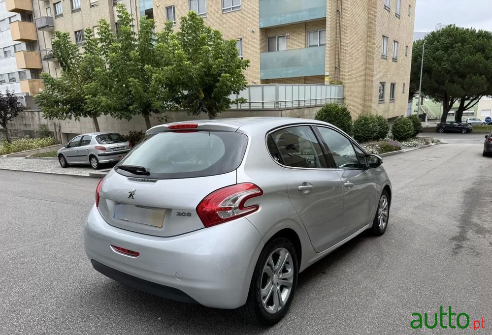 2014' Peugeot 208 1.4 Hdi Allure photo #6