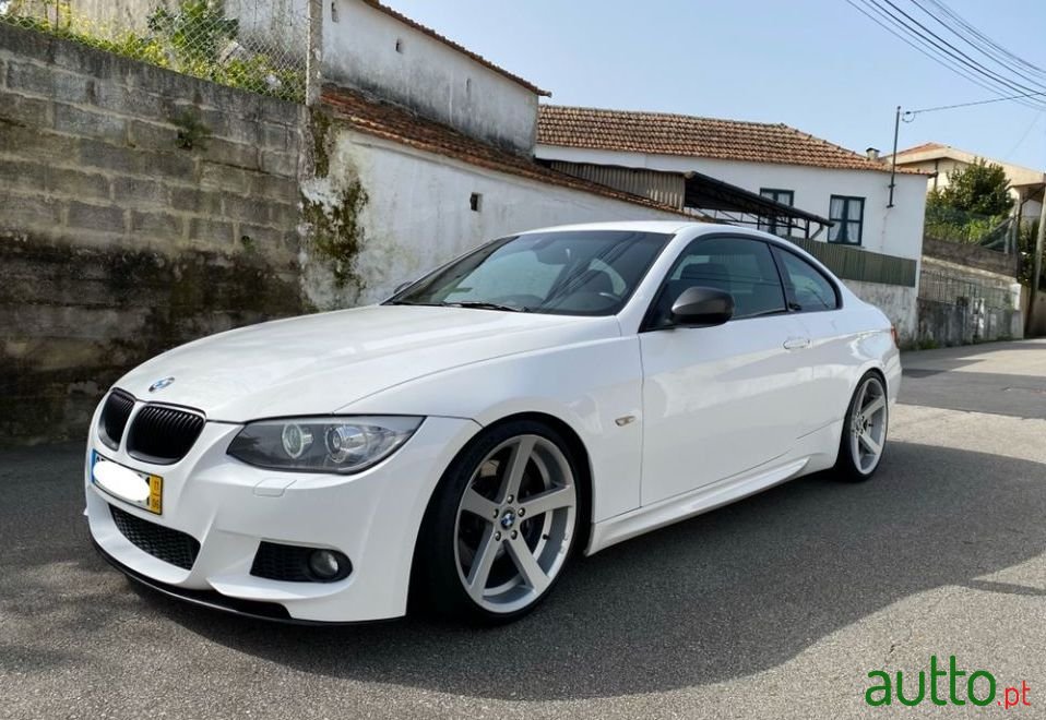 2011' BMW 320 photo #1