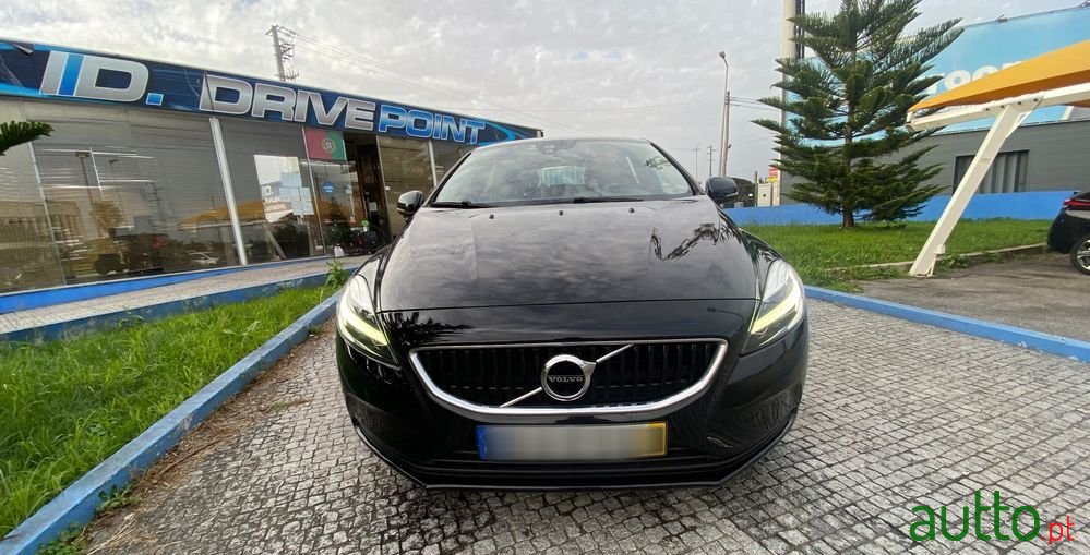 2019' Volvo V40 photo #4
