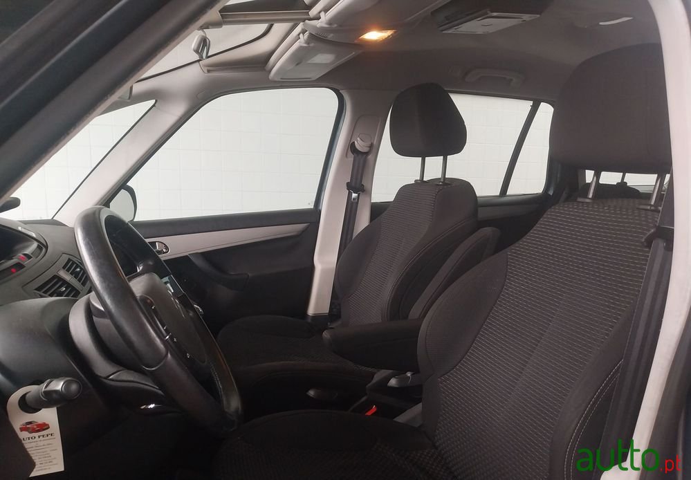 2011' Citroen C4 Grand Picasso photo #4