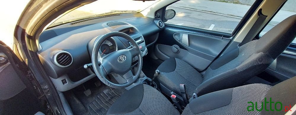 2011' Toyota Aygo photo #2