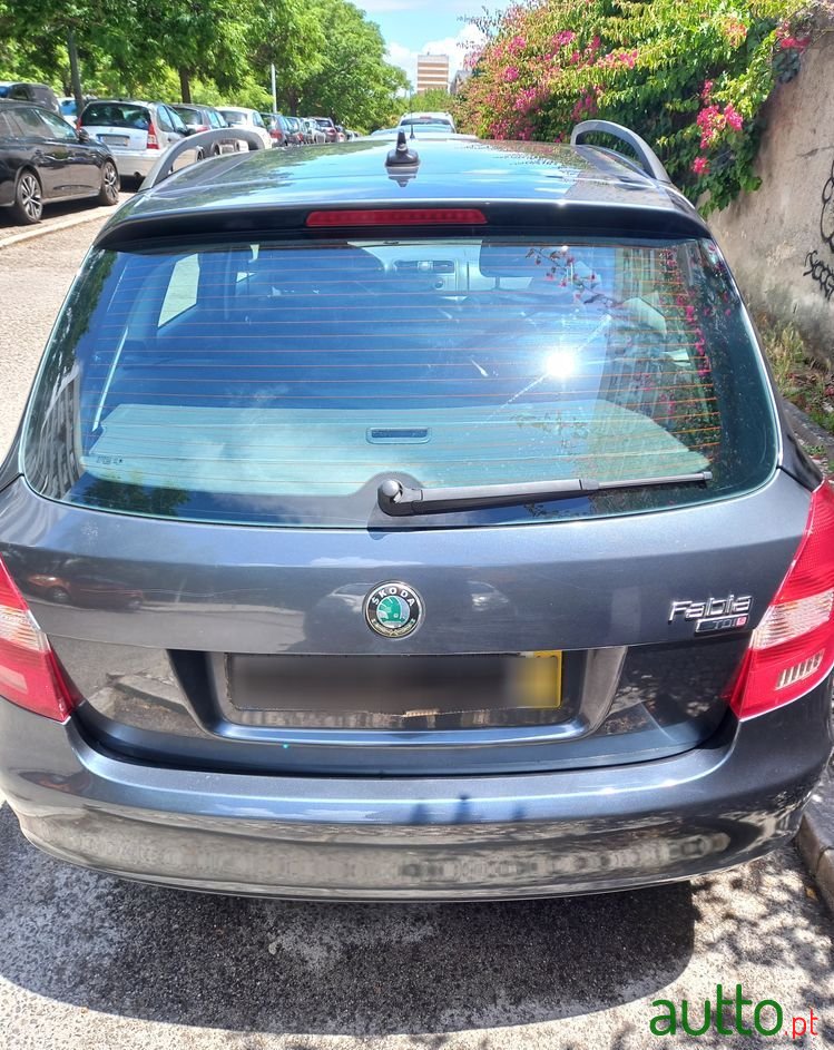 2010' Skoda Fabia Break photo #5