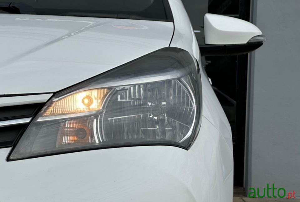 2015' Toyota Yaris photo #6