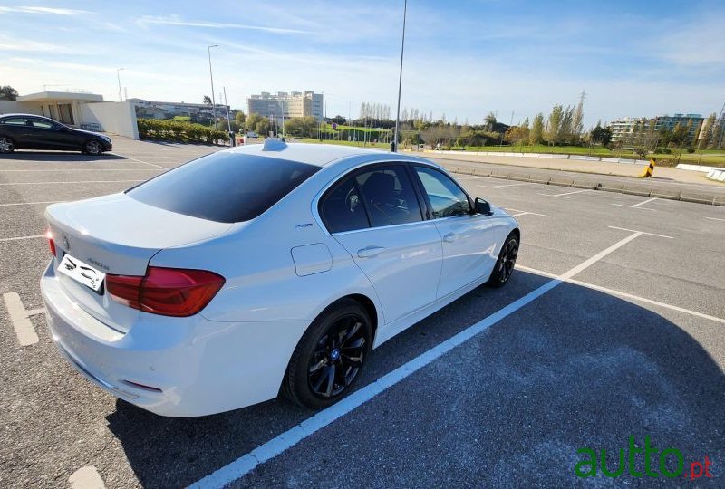 2017' BMW 330 photo #5