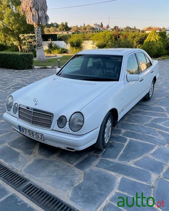 1996' Mercedes-Benz E-220 photo #3