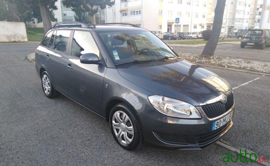 2011' Skoda Fabia Break photo #2