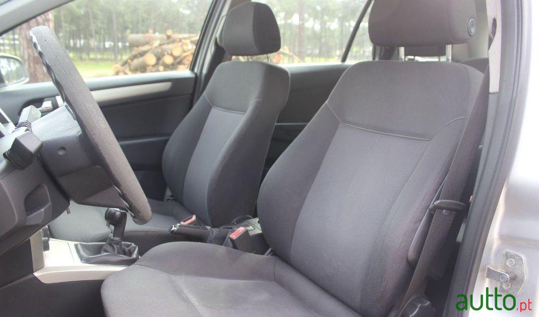 2008' Opel Astra Caravan photo #3