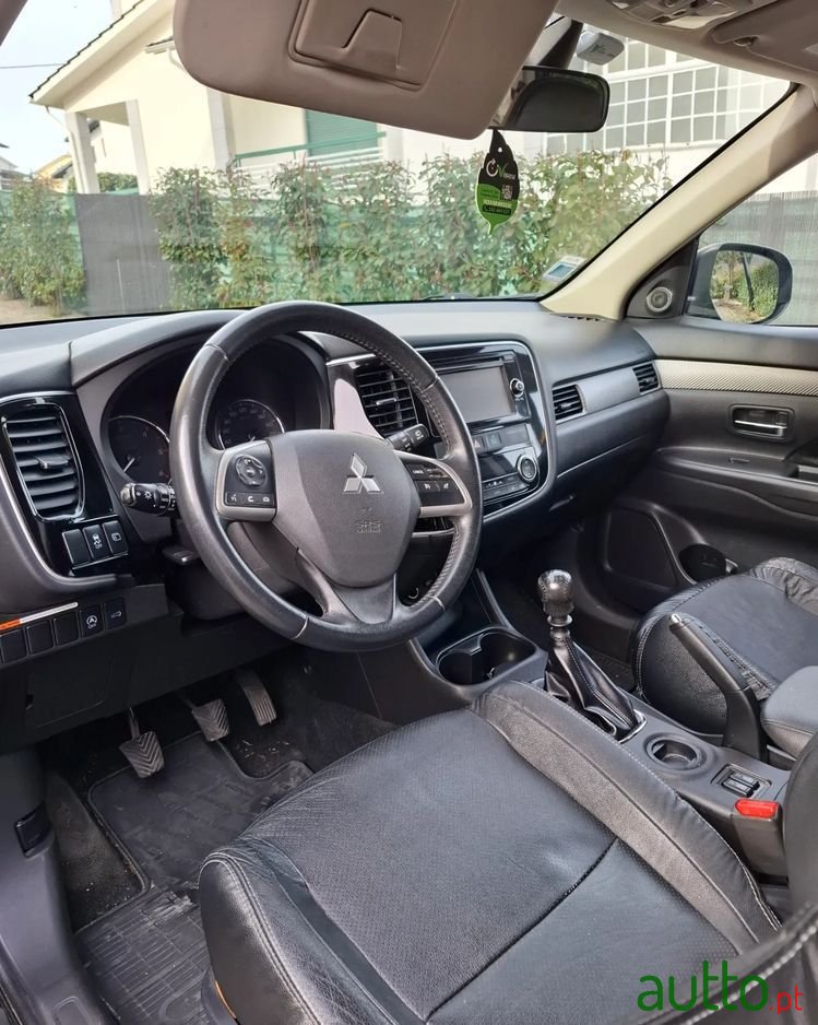 2013' Mitsubishi Outlander 2.2 Di-D Instyle photo #5