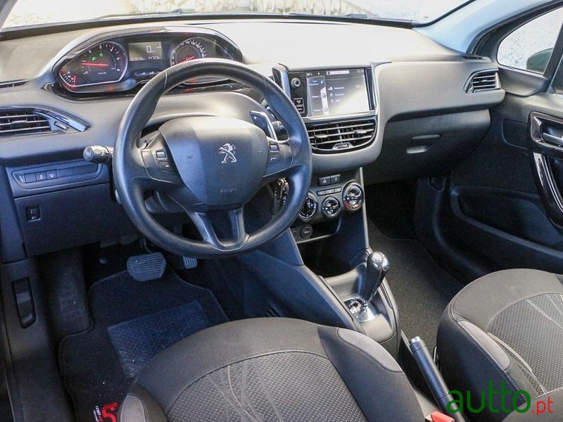 2012' Peugeot 208 photo #2