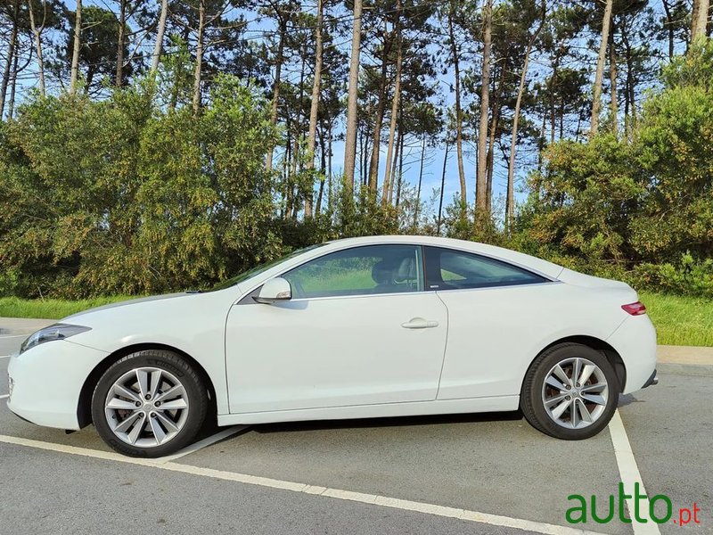 2013' Renault Laguna Coupe photo #3