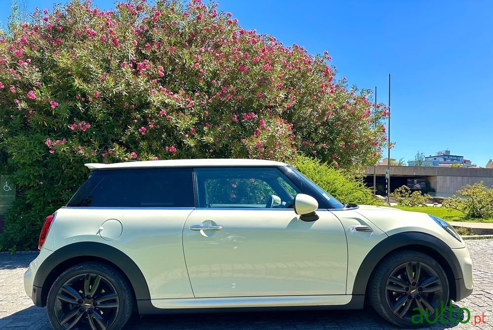 2019' MINI Cooper D photo #1