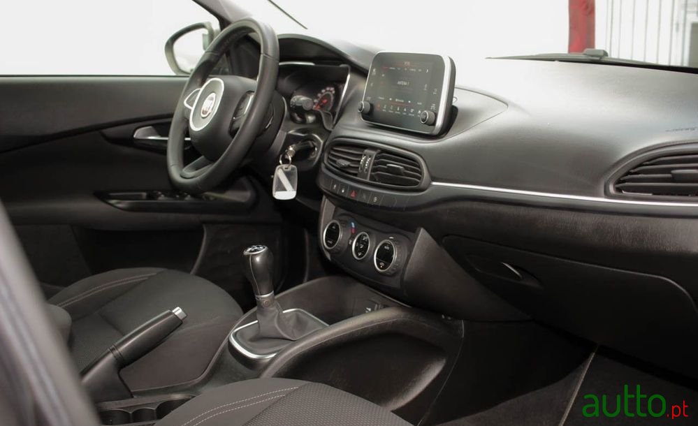 2020' Fiat Tipo Station Wagon photo #6