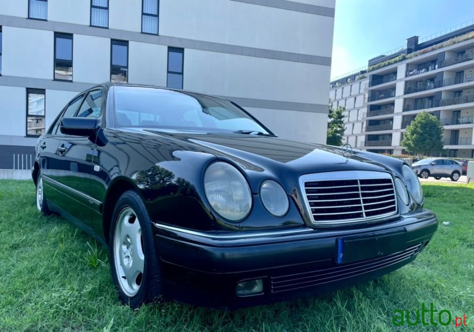 1999' Mercedes-Benz E-220 photo #3