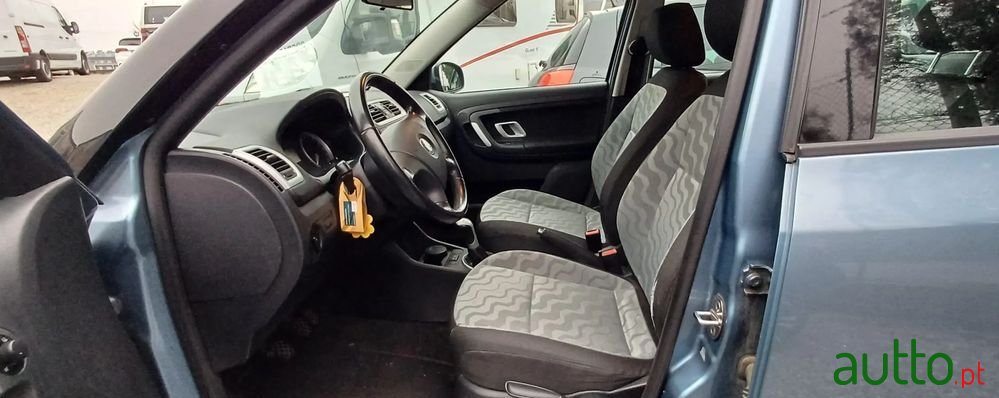 2008' Skoda Fabia Break photo #2