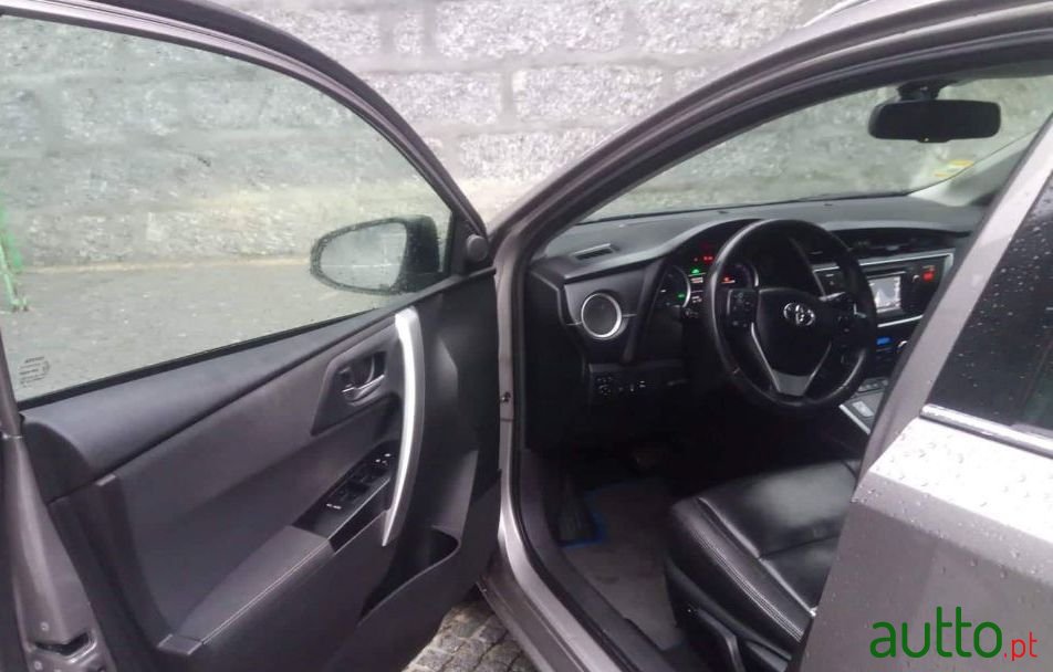 2015' Toyota Auris Touring Sports photo #2