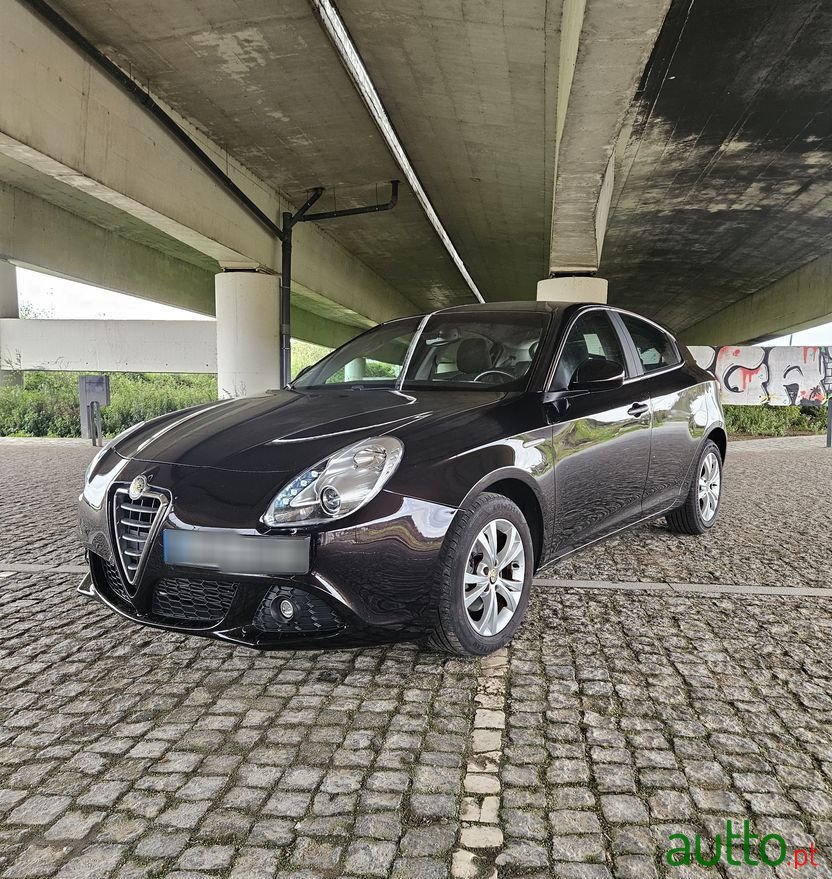2011' Alfa Romeo Giulietta 1.6 Jtdm Corporate photo #1