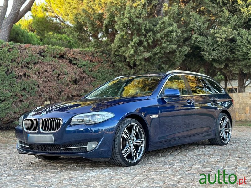 2011' BMW 520 D Exclusive photo #2