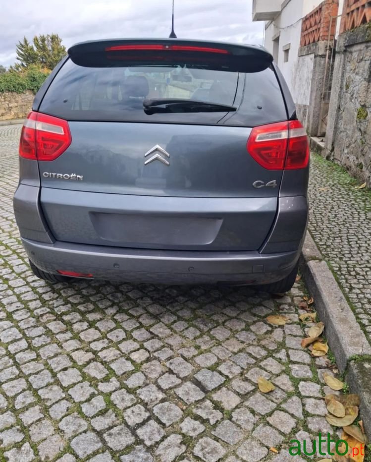 2008' Citroen C4 Picasso photo #3