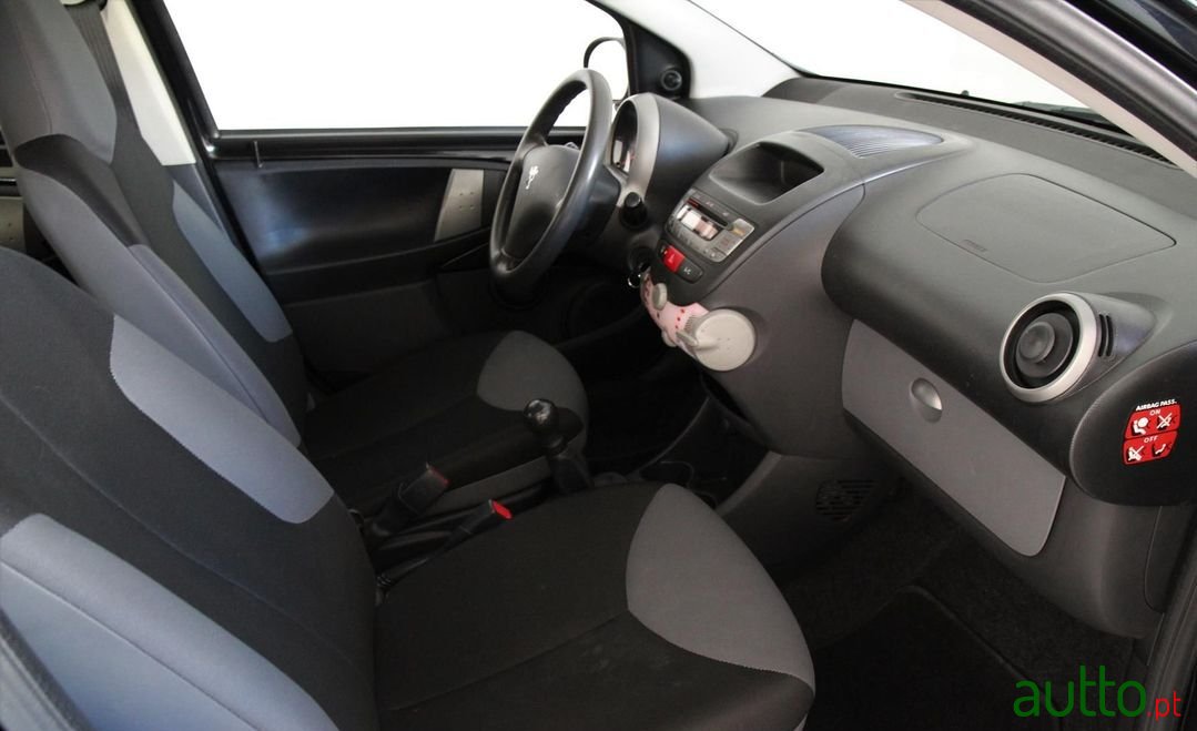 2012' Peugeot 107 photo #6