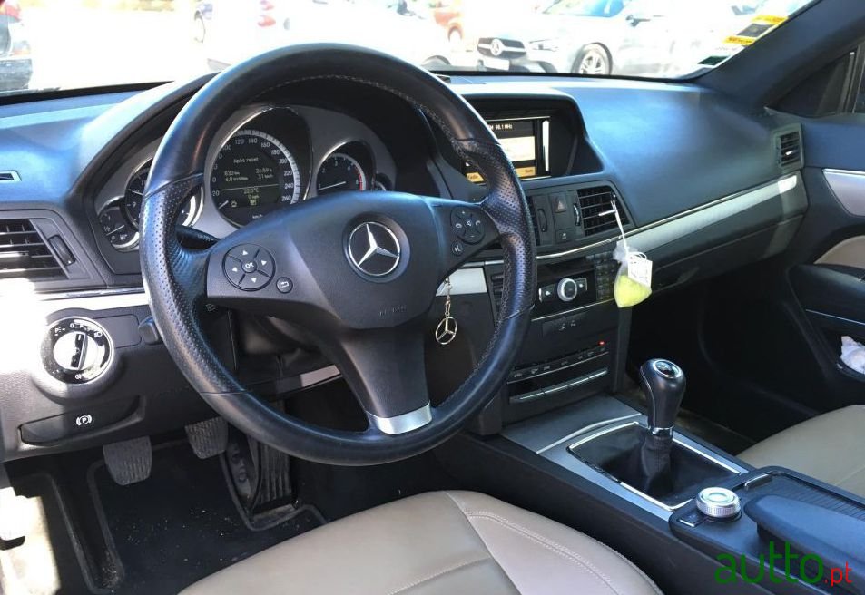 2009' Mercedes-Benz E-250 photo #6