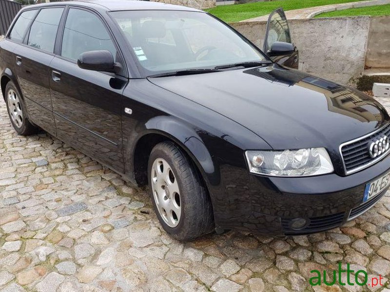 2004' Audi A4 Avant photo #2