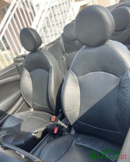 2011' MINI Cabrio photo #5