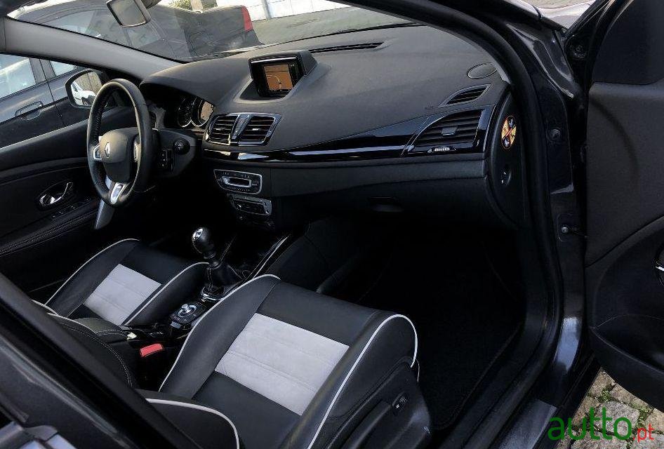 2012' Renault Megane Sport Tourer photo #1