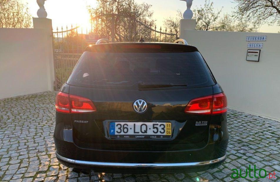 2011' Volkswagen Passat Variant photo #2