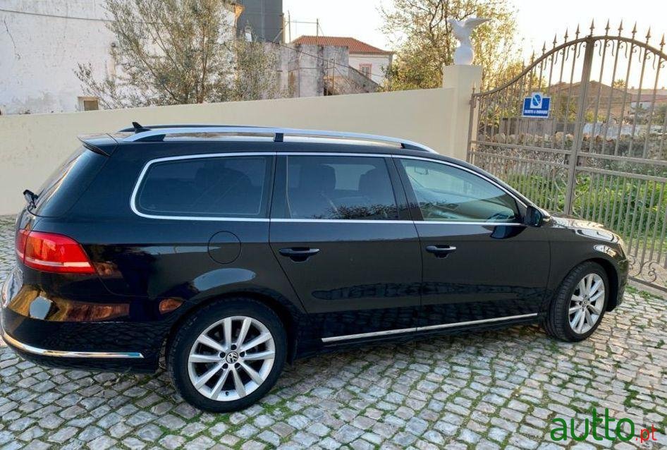 2011' Volkswagen Passat Variant photo #5