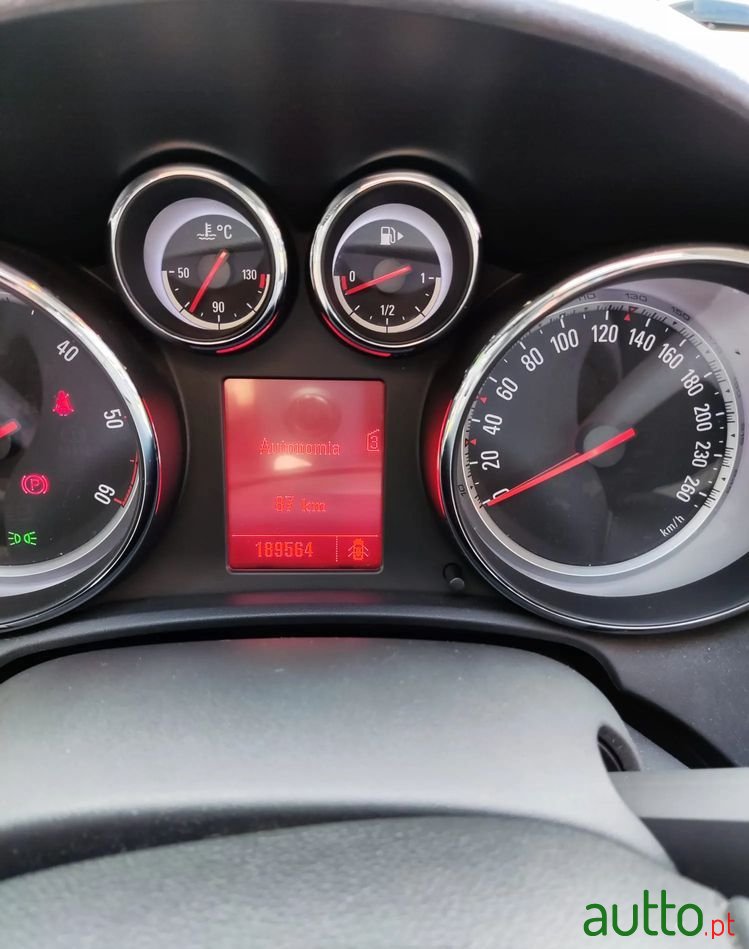 2011' Opel Astra Sports Tourer photo #5