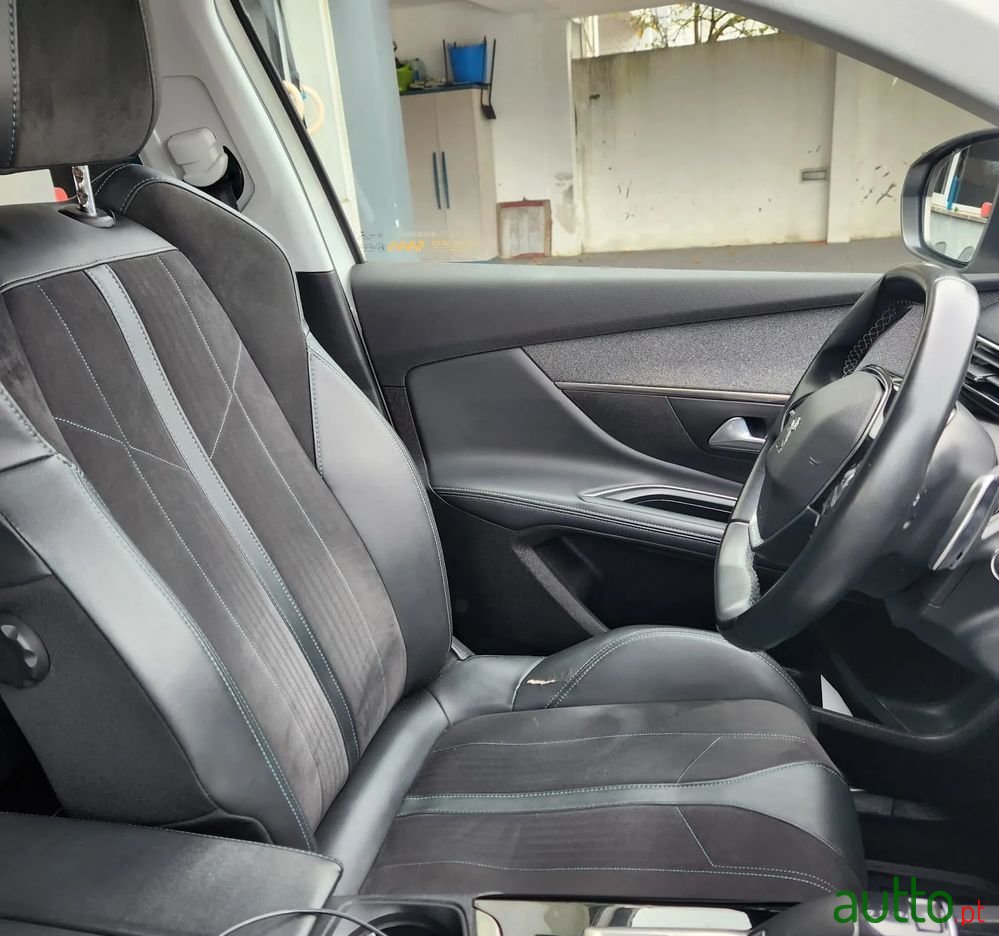 2020' Peugeot 5008 photo #6