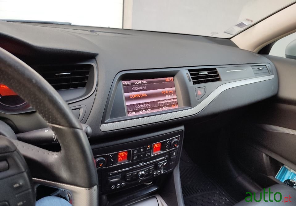 2010' Citroen C5 Tourer photo #6