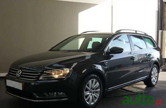 2011' Volkswagen Passat Variant photo #2