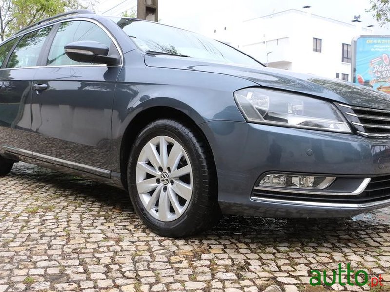 2011' Volkswagen Passat Variant photo #1