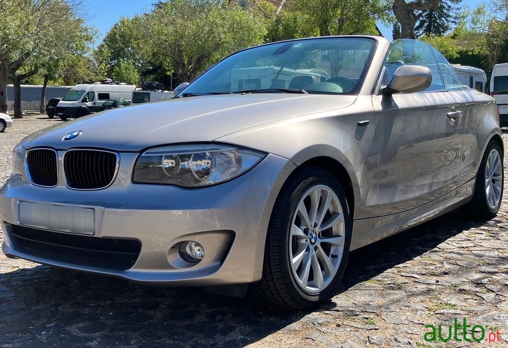 2011' BMW 118 D Cabrio photo #1