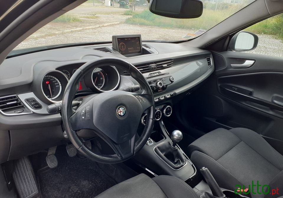 2012' Alfa Romeo Giulietta photo #3