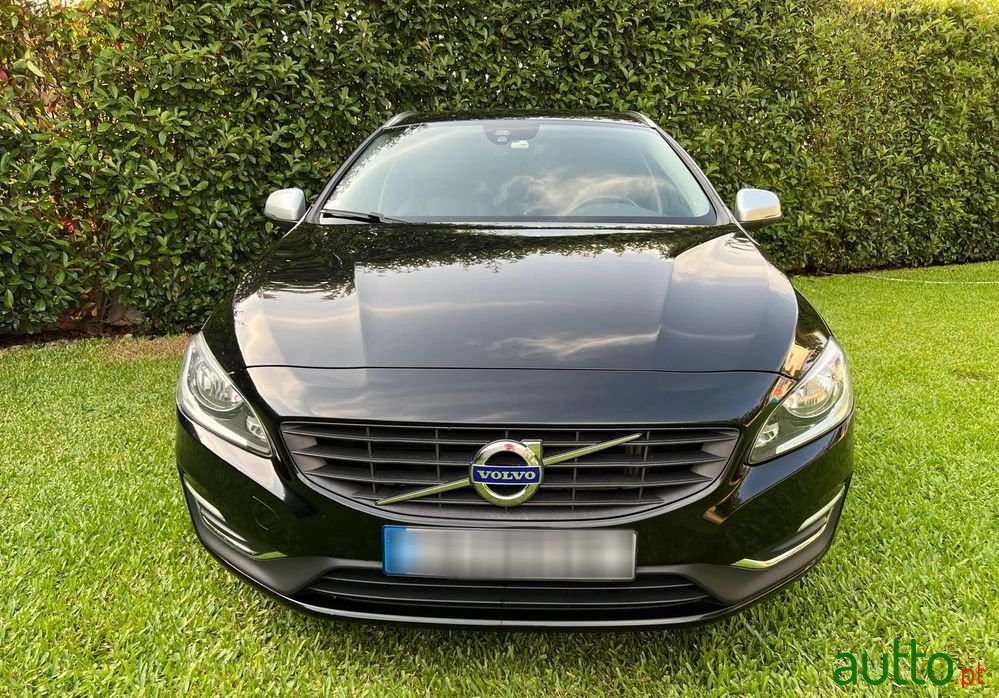 2016' Volvo V60 2.0 D2 R-Design photo #2