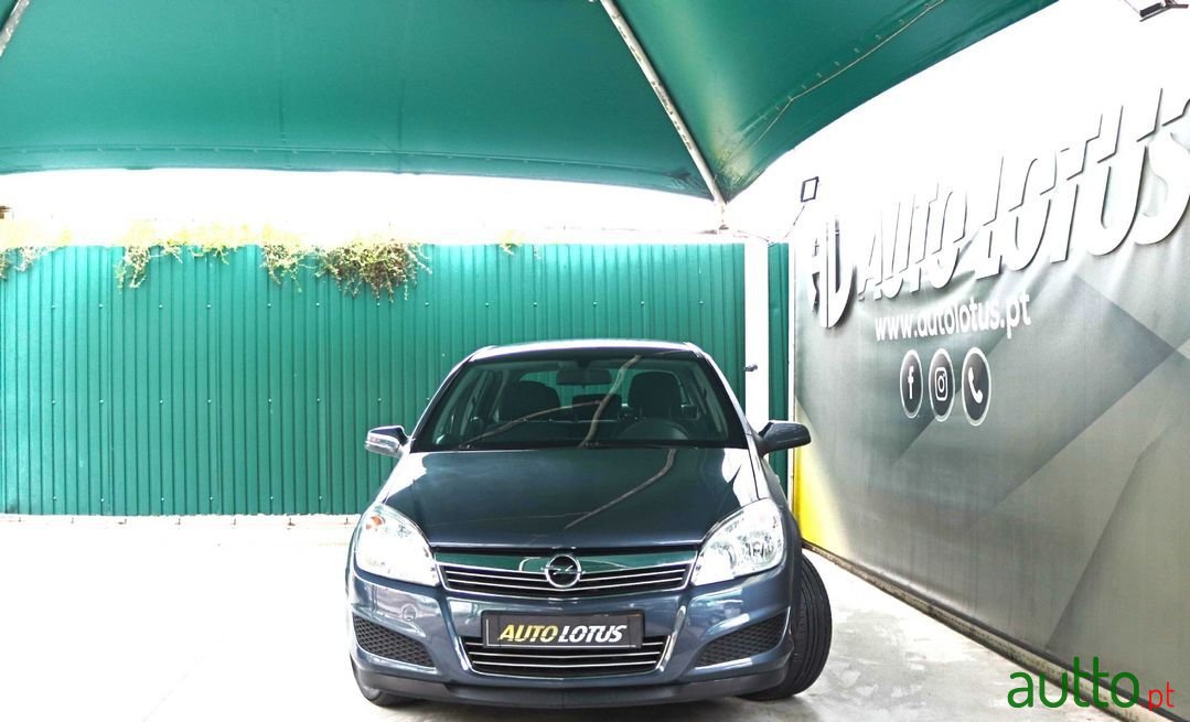 2008' Opel Astra photo #2