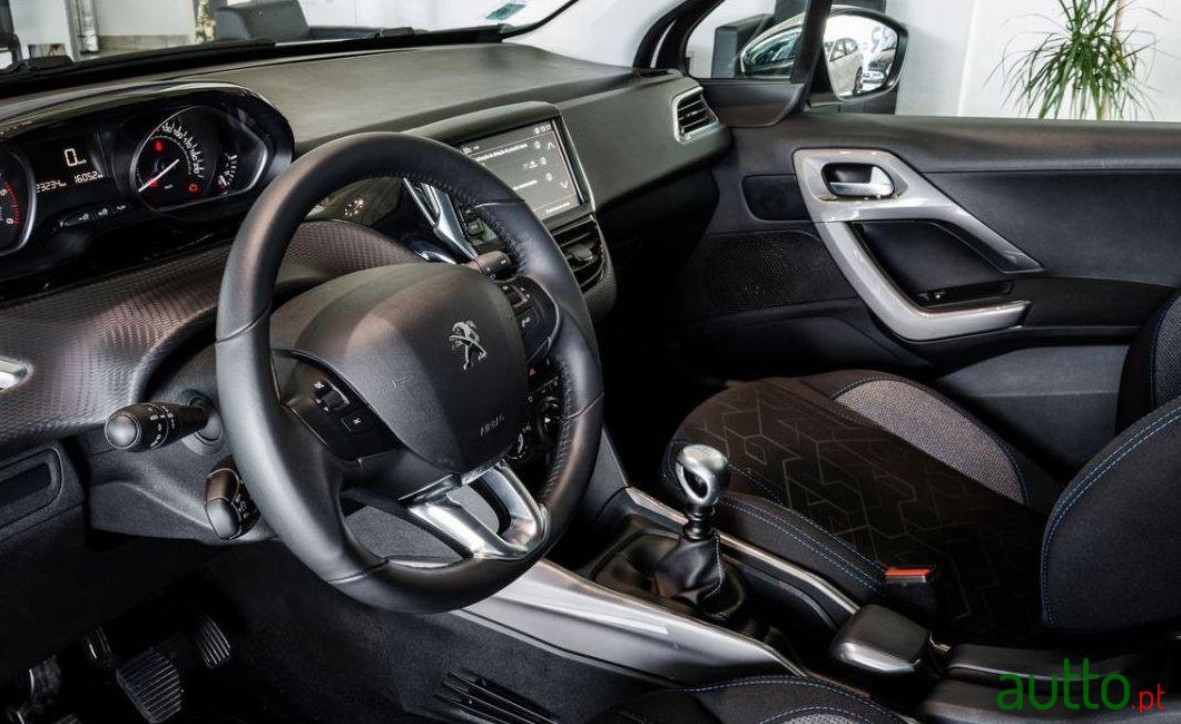 2019' Peugeot 2008 photo #2