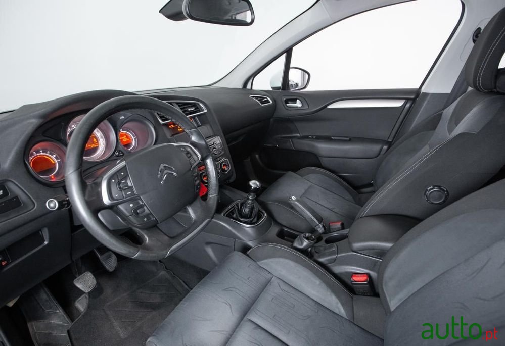 2011' Citroen C4 photo #6